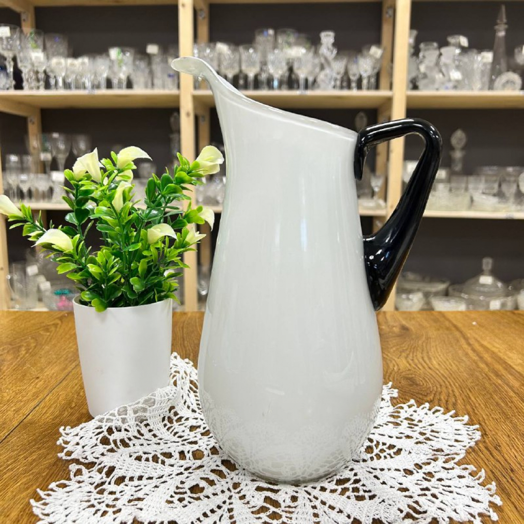 Кувшин из молочного секла с цветного прилепной ручкой черного цвета. Винтаж. Картинка 1